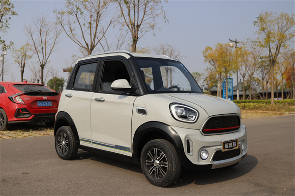 電動轎車